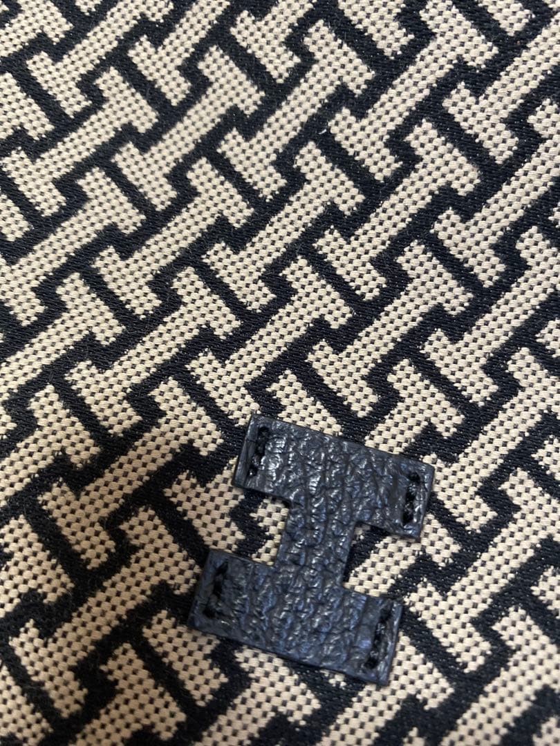 IACUCCIのモノグランマ ポーチ