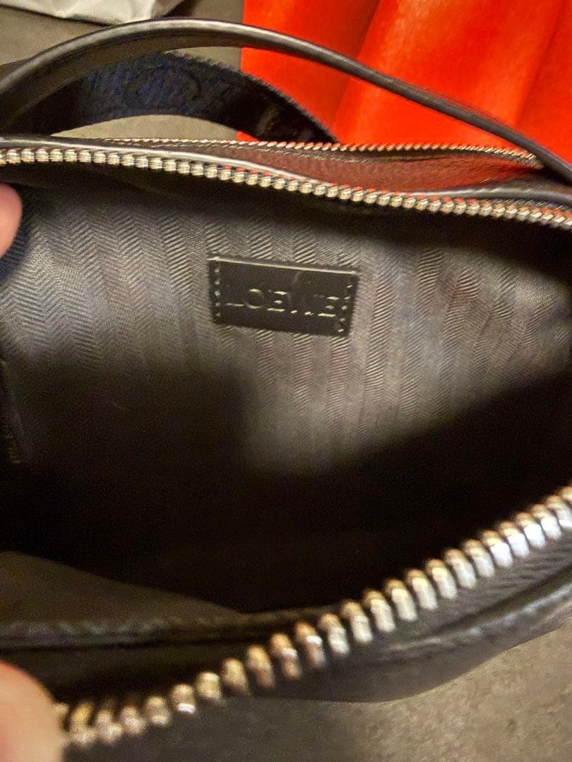 LOEWE ブラック レザー ショルダーバッグ