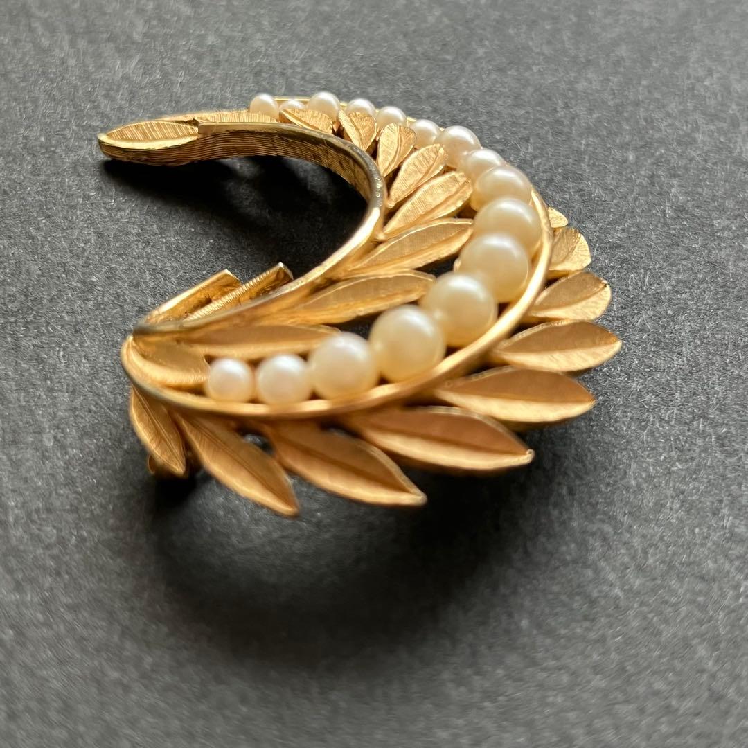 美品　CROWN TRIFARI パールとリーフのブローチ