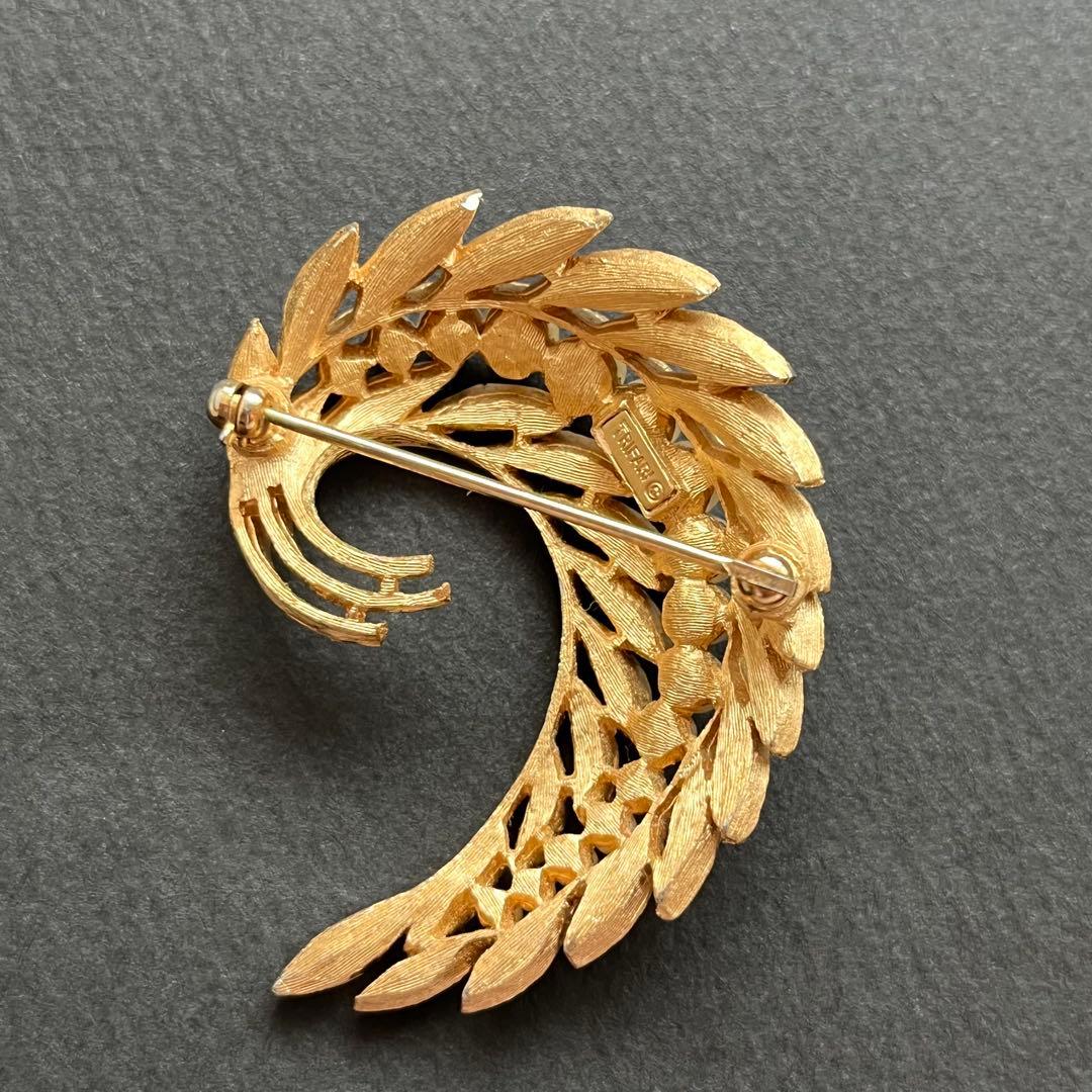 美品　CROWN TRIFARI パールとリーフのブローチ