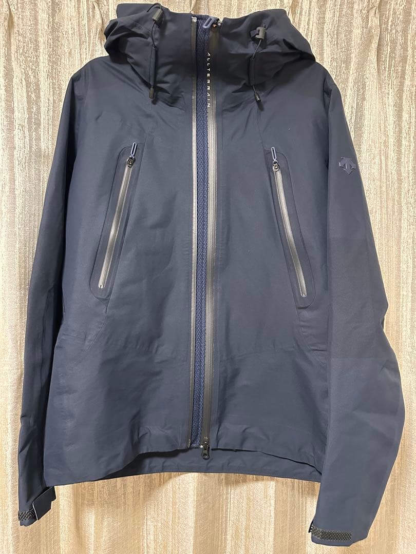 DESCENTE ALLTERRAIN のアクティブシェルジャケット　デサント