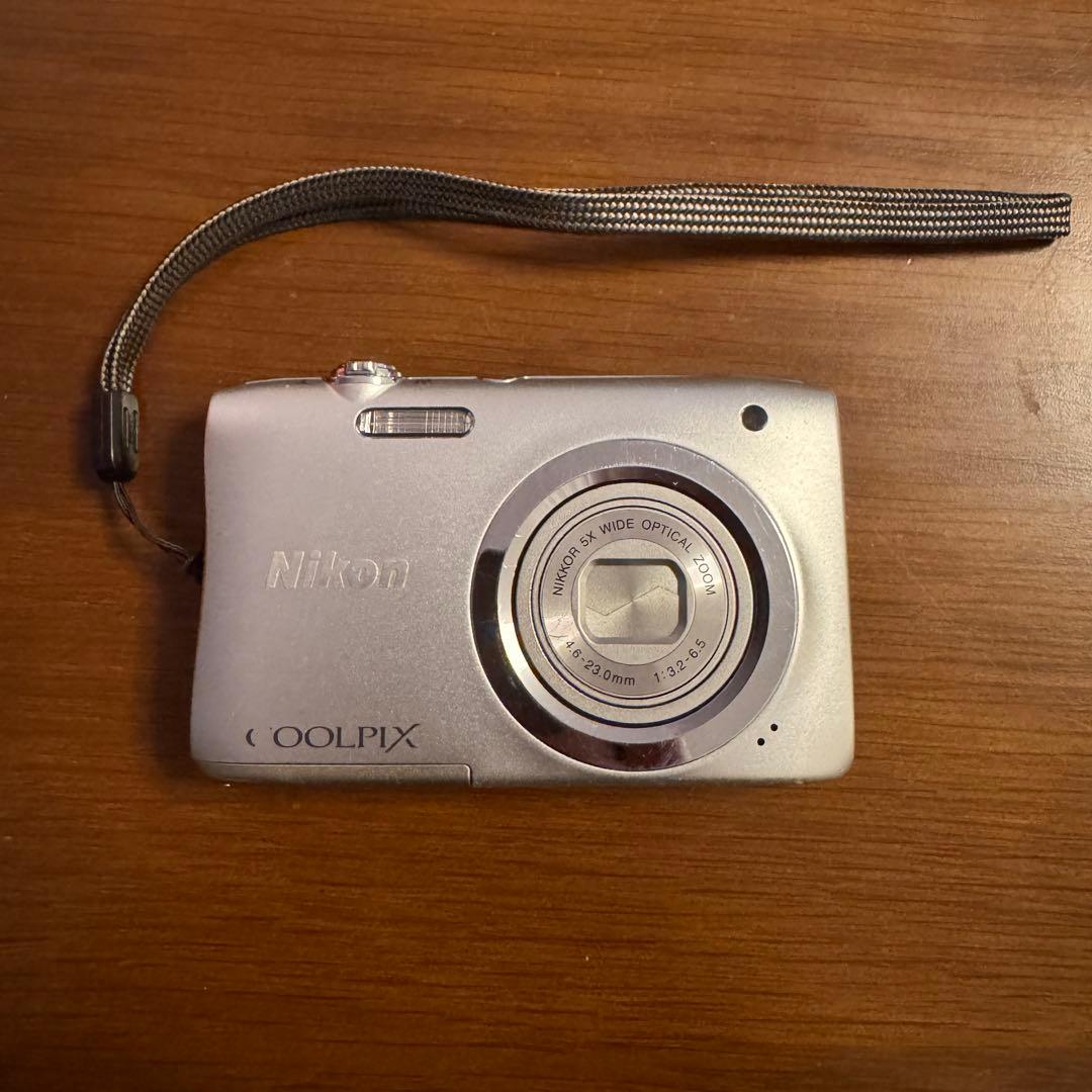 Nikon COOLPIX コンパクトデジタルカメラ シルバー