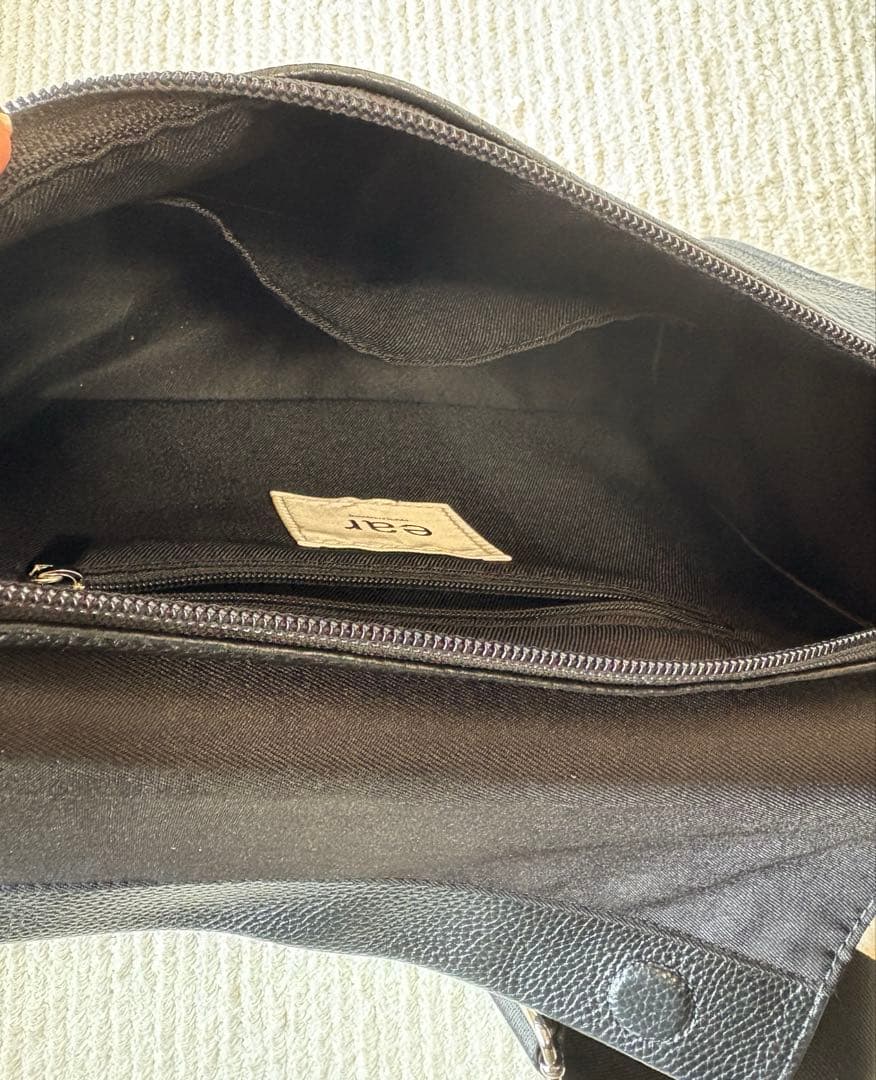 イアパピヨネ ワイドテープショルダーバッグ　BLACK