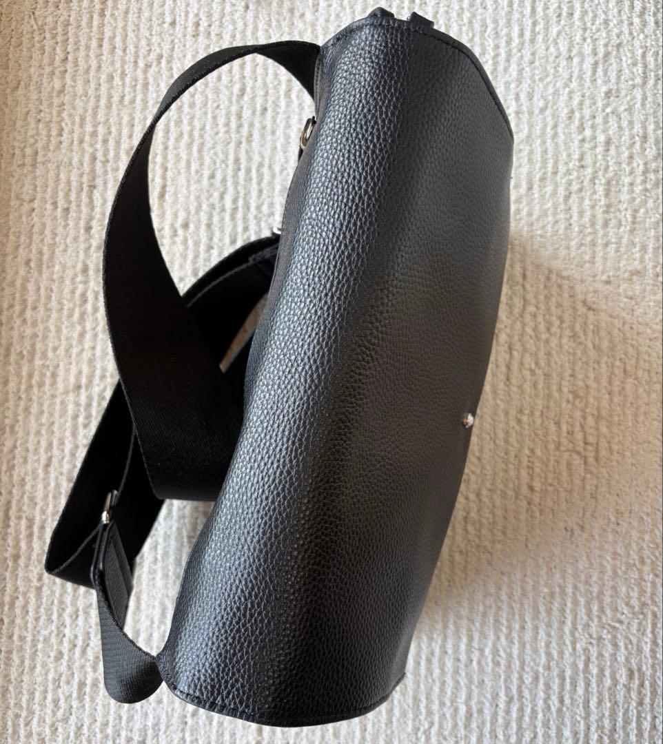 イアパピヨネ ワイドテープショルダーバッグ　BLACK