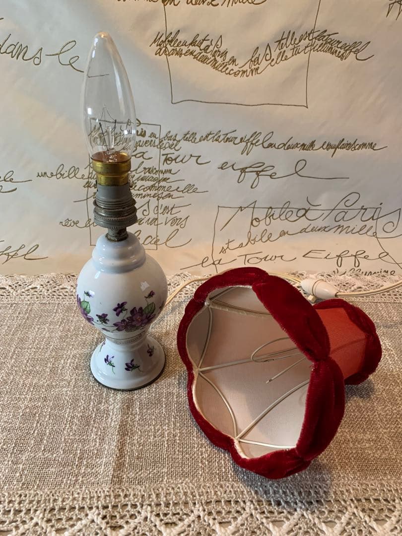 フランス製　アンティーク　スミレ柄の赤いシェードがプードルみたいな可愛いランプ！