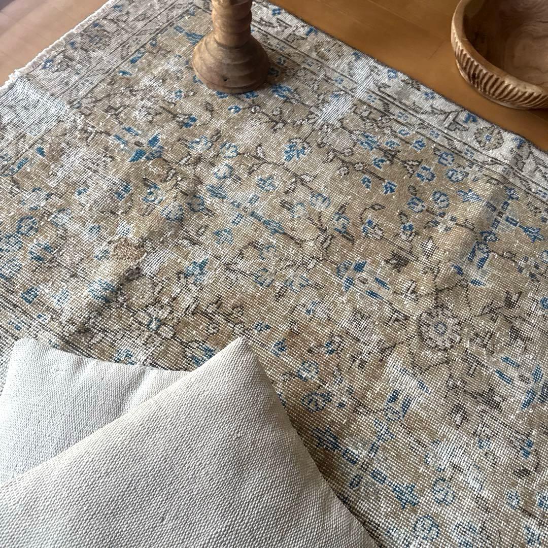 91×176淡いベージュ青い花　ボタニカル柄　トルコヴィンテージラグ