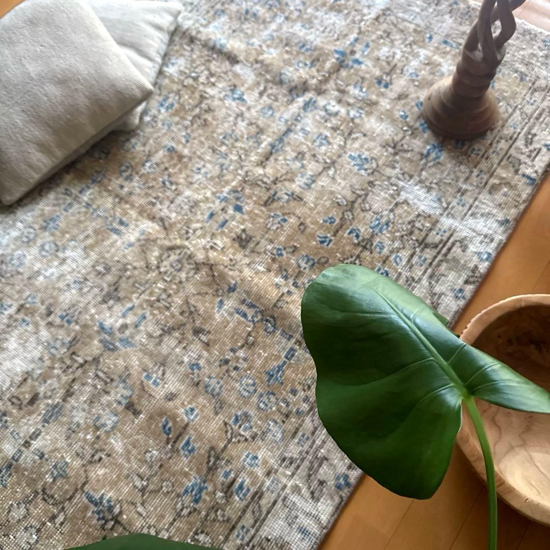 91×176淡いベージュ青い花　ボタニカル柄　トルコヴィンテージラグ