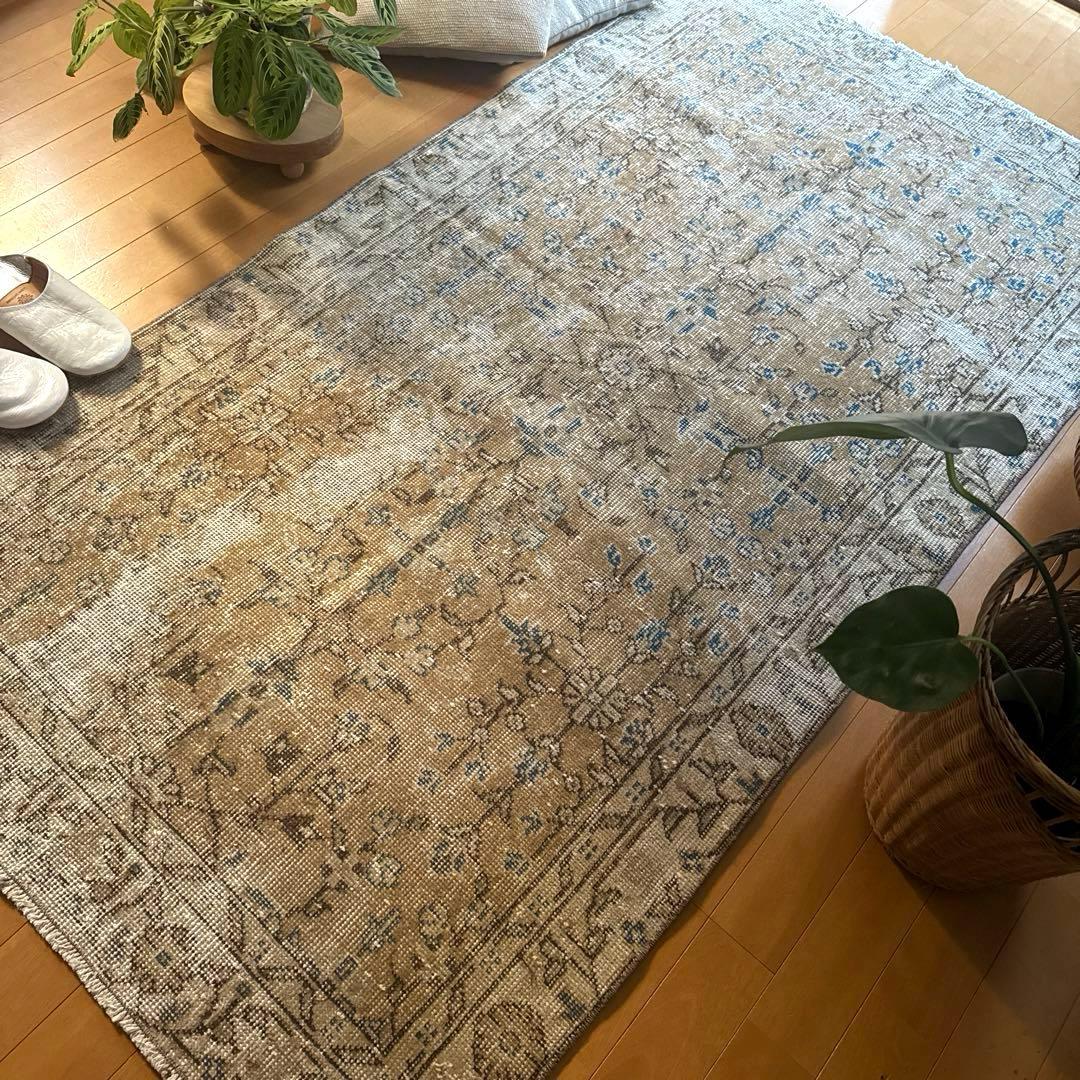 91×176淡いベージュ青い花　ボタニカル柄　トルコヴィンテージラグ