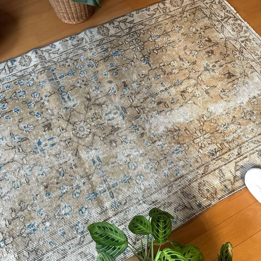 91×176淡いベージュ青い花　ボタニカル柄　トルコヴィンテージラグ