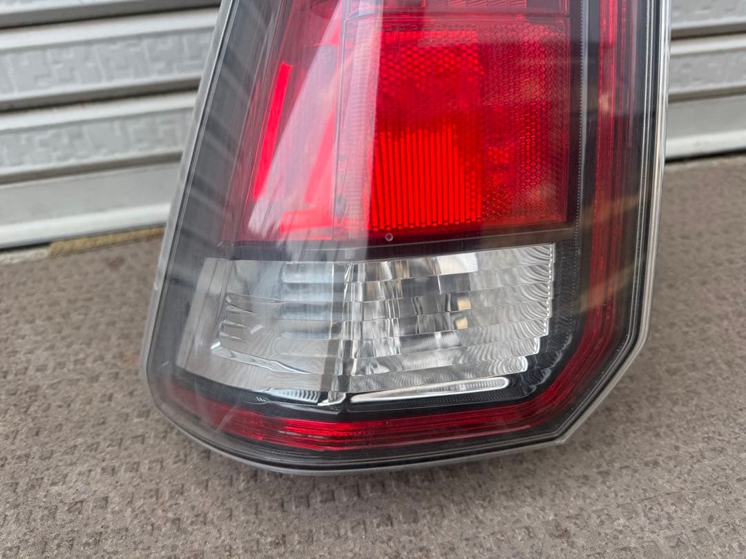 27 日産セレナライダーC27、GC27、GFC27、GFNC27用純正左