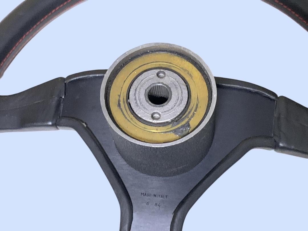 M7117 momo　モモ　 ステアリング　ハンドル