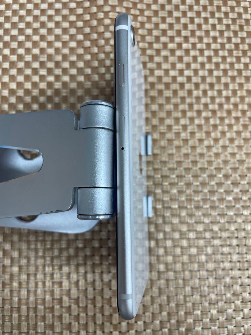 iPhone SE第3世代 64 GB スターライトSIMフリー【7775】