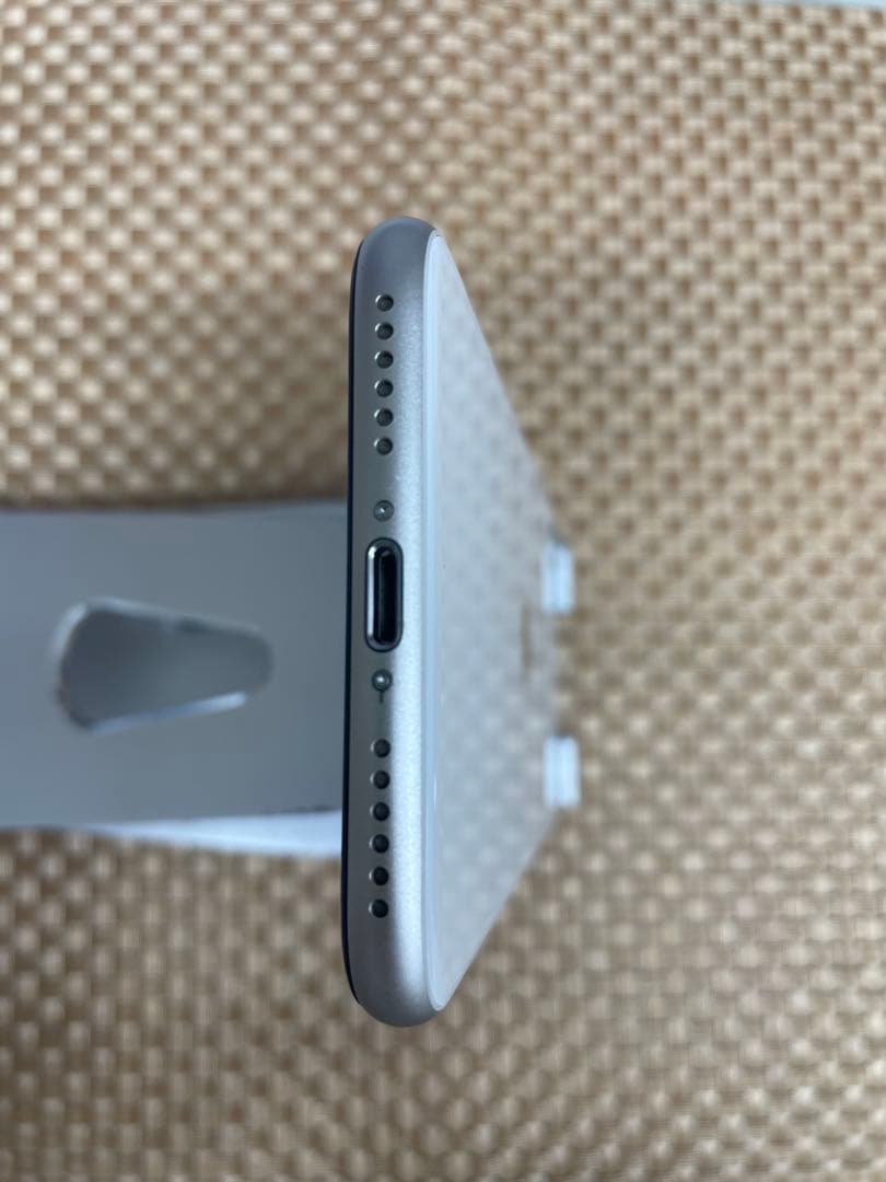 iPhone SE第3世代 64 GB スターライトSIMフリー【7775】