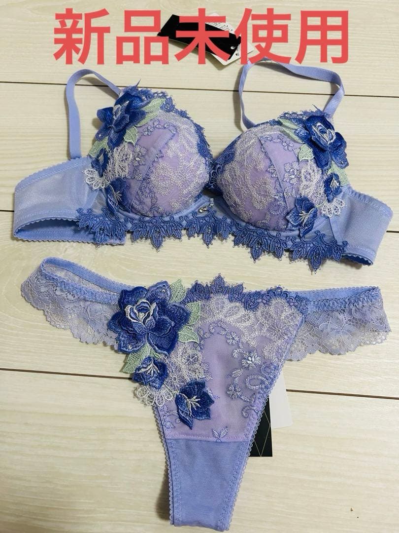 【新品未使用】ワコールサルート　VIVA LINE　C70ブラジャー＆Mショーツ