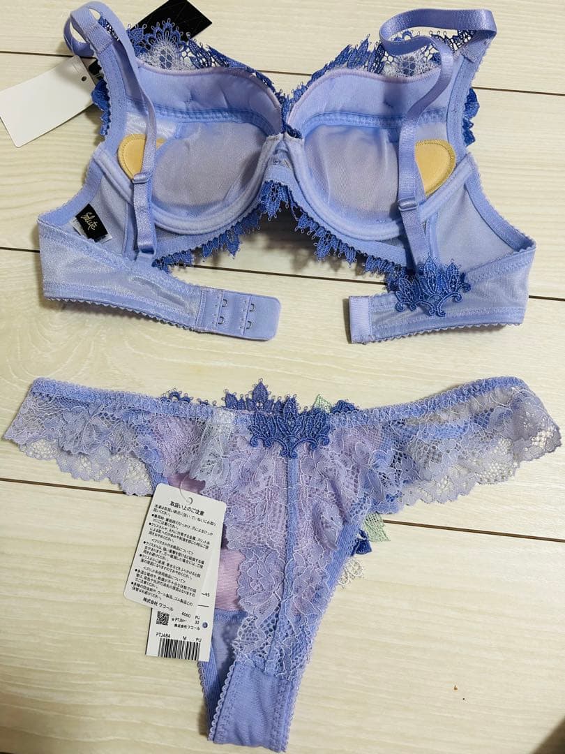 【新品未使用】ワコールサルート　VIVA LINE　C70ブラジャー＆Mショーツ