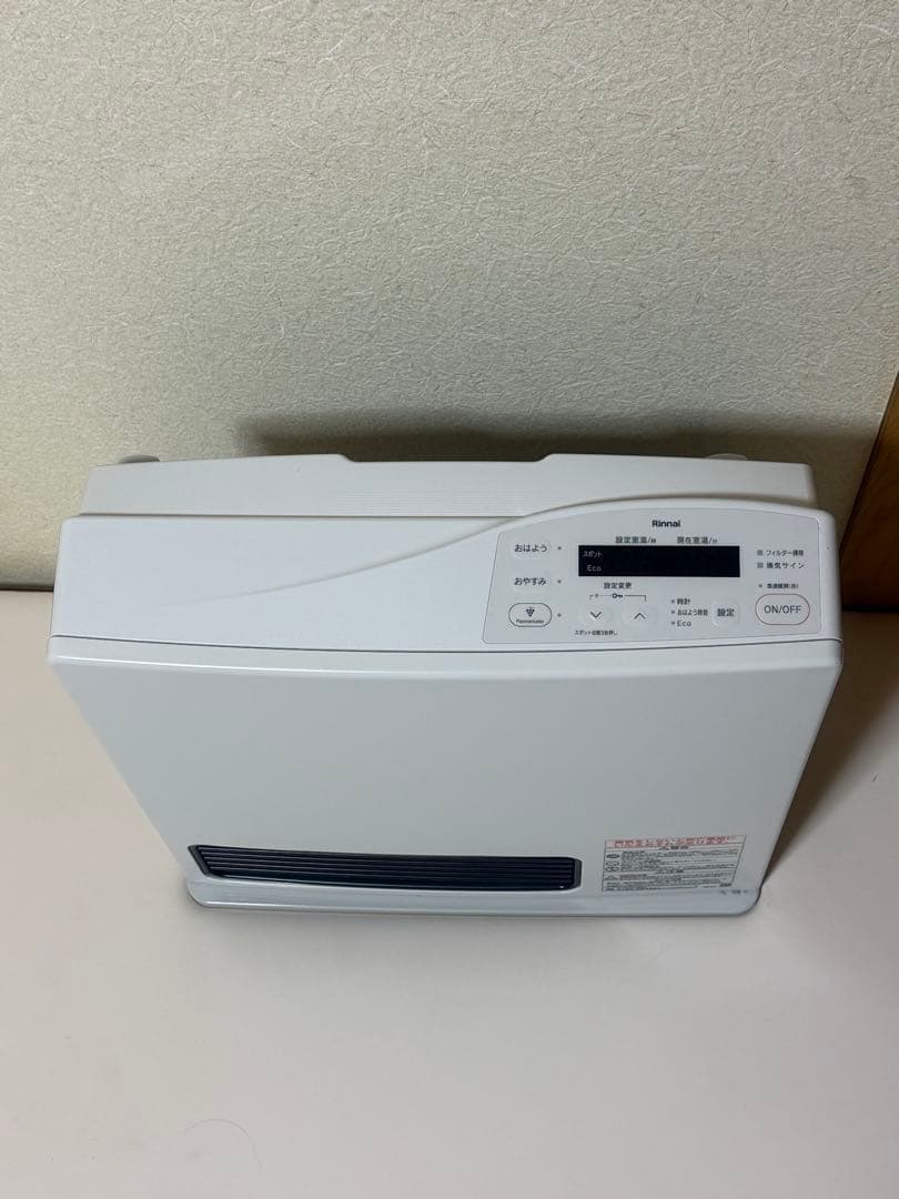 ホワイトのガスファンヒーター、RC-Y4002PE-W、8kg、電源コード付属。