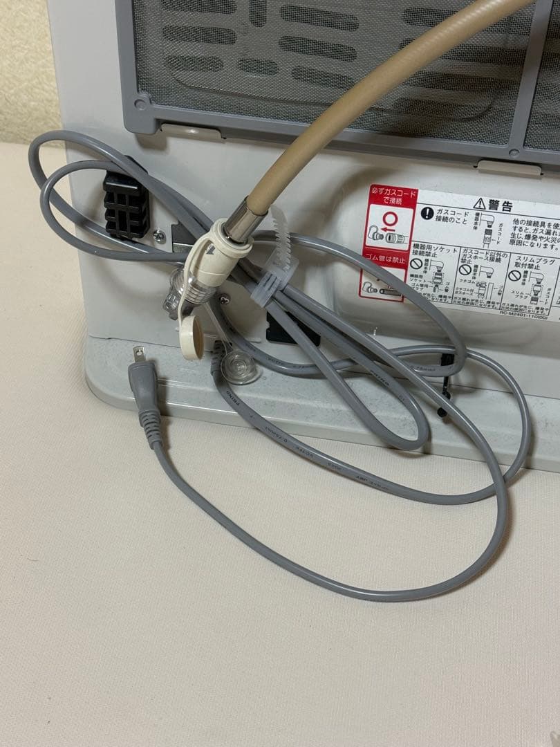 ホワイトのガスファンヒーター、RC-Y4002PE-W、8kg、電源コード付属。