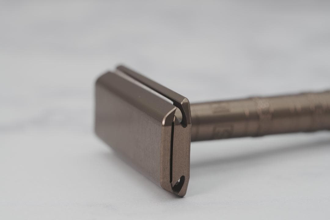 HENSON SHAVING AL13 (TAN) 両刃カミソリ