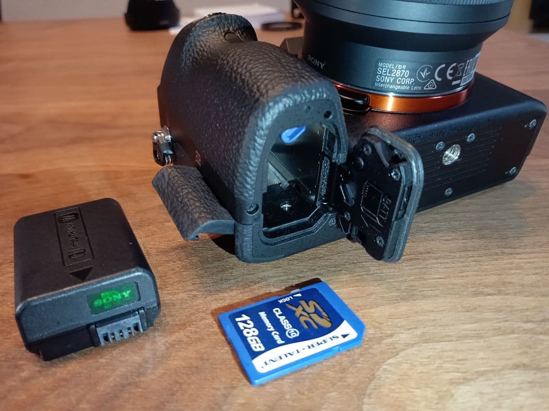 S数：1,484回【センサー清掃済】SONY α7II レンズKit【取説付き】