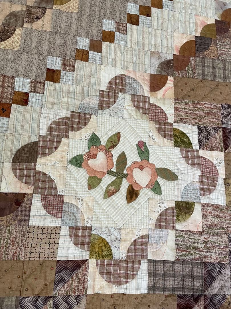 パッチワークキルト　タペストリー　ベッドカバーサイズ