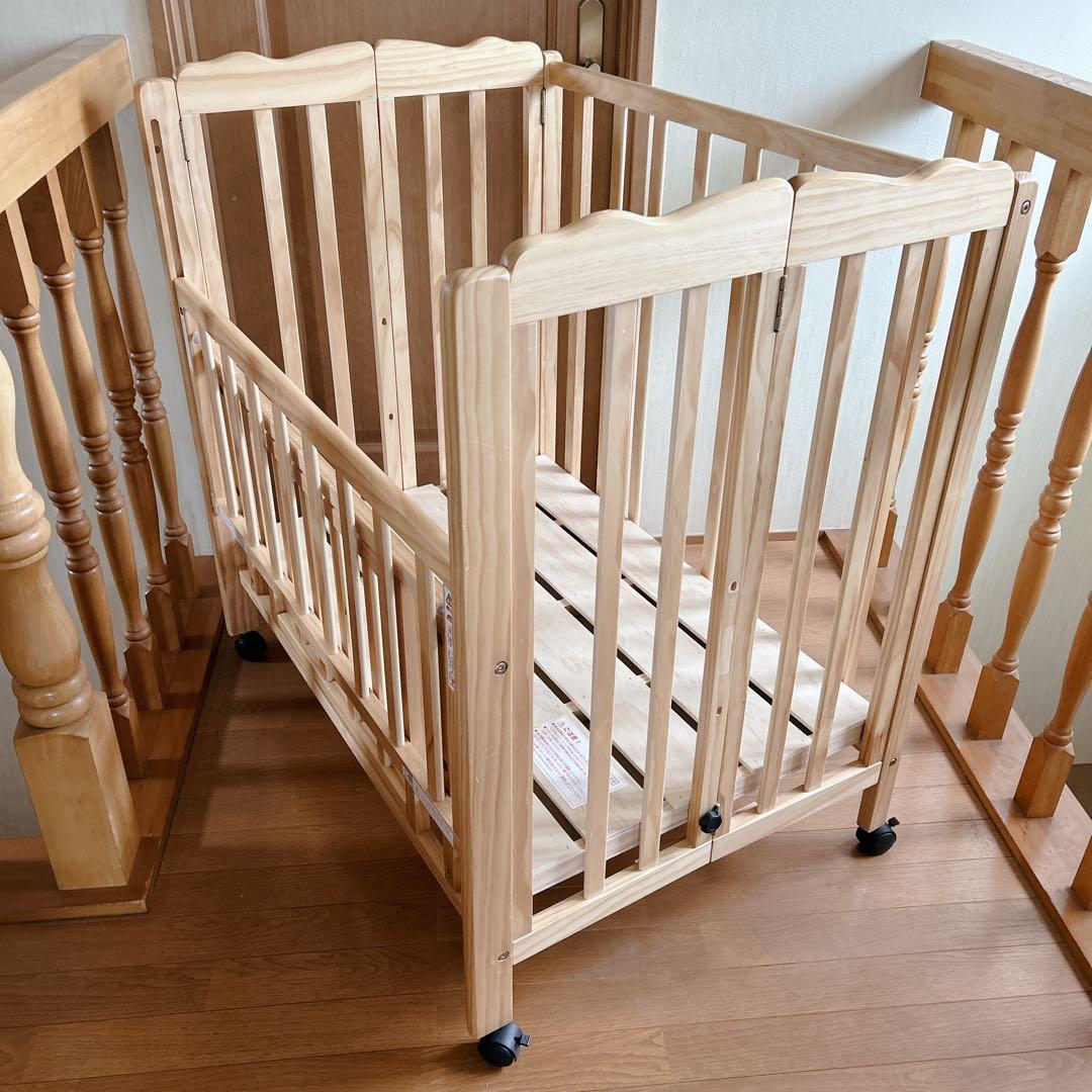 美品 大和屋 パタン折りたたみミニベビーベッド ナチュラル キャスター付き