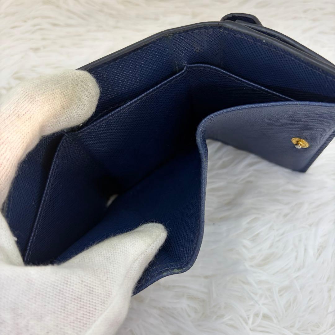 美品✨プラダ　折り財布　三つ折り　金ロゴ　レザー　コンパクト　ネイビー