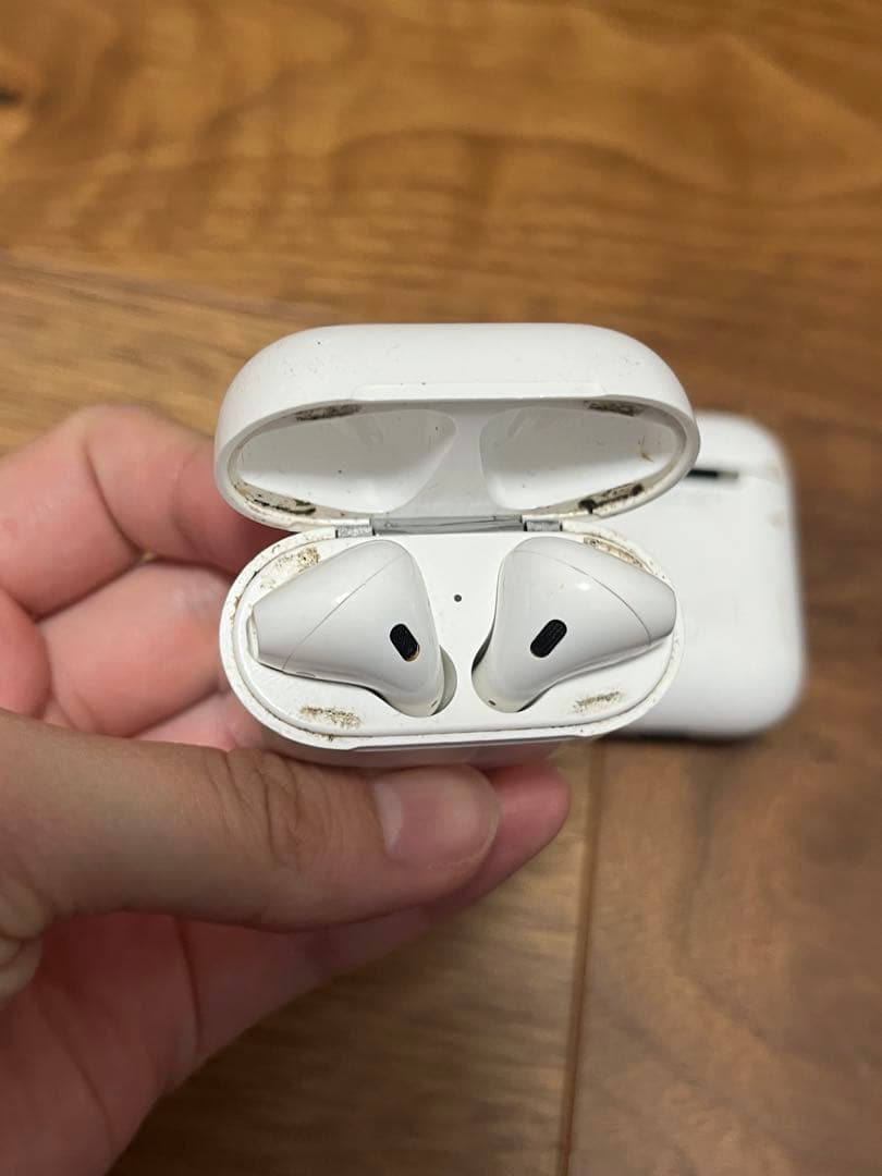 AirPods本体と充電ケース(ジャンク品)