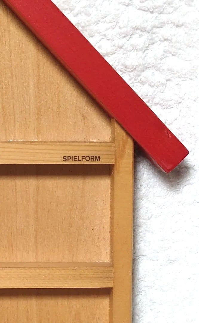 ドイツ　スピールフォーム社　赤い屋根の飾り棚