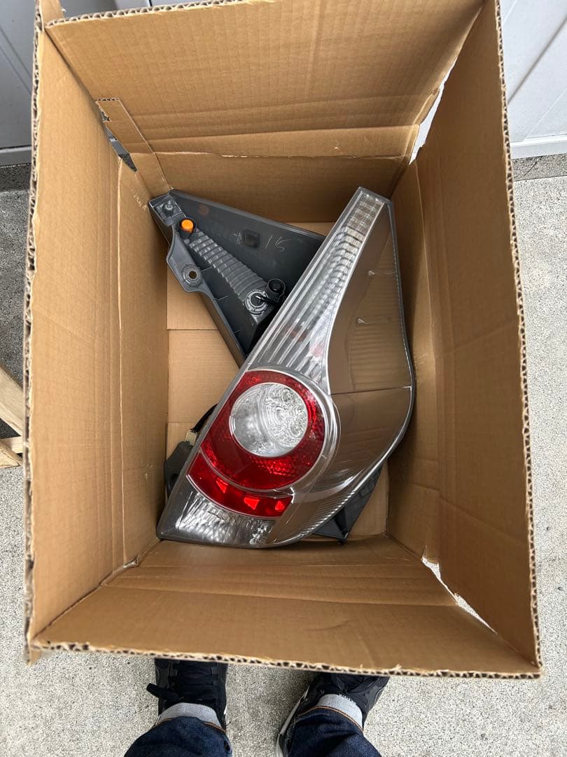 NHP10 中古　テールレンズ左右