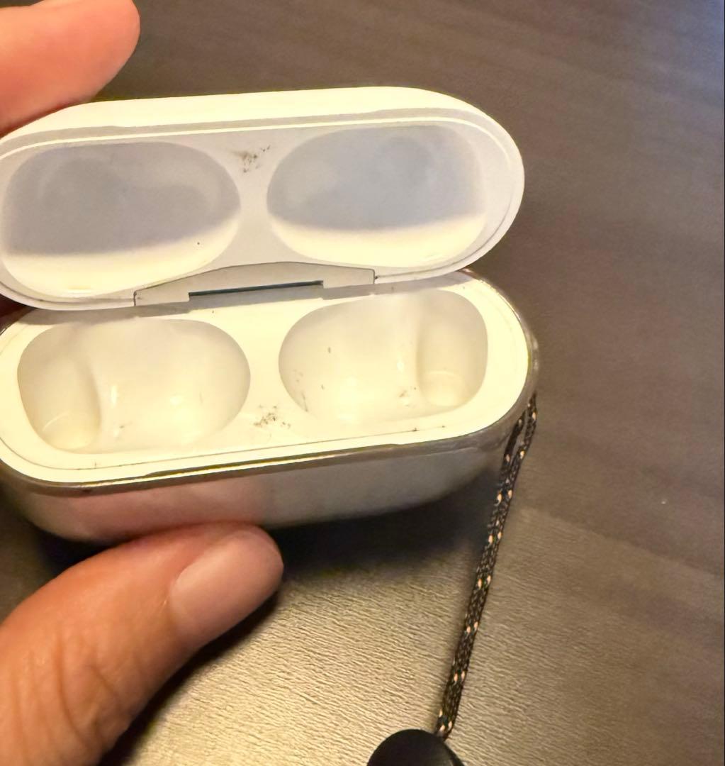 ト*ン様 AirPods Pro 2 充電器・箱なし　本体とケースのみ