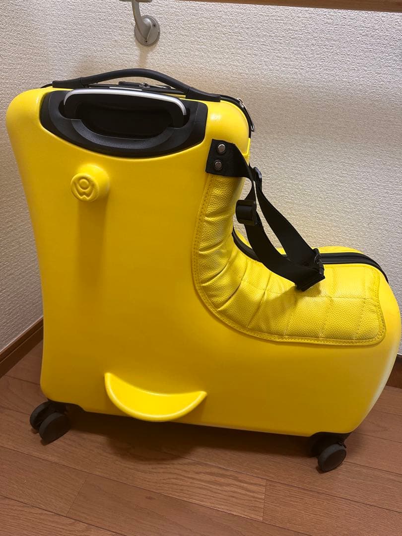 乗れるスーツケース　イエロー　クッション付き
