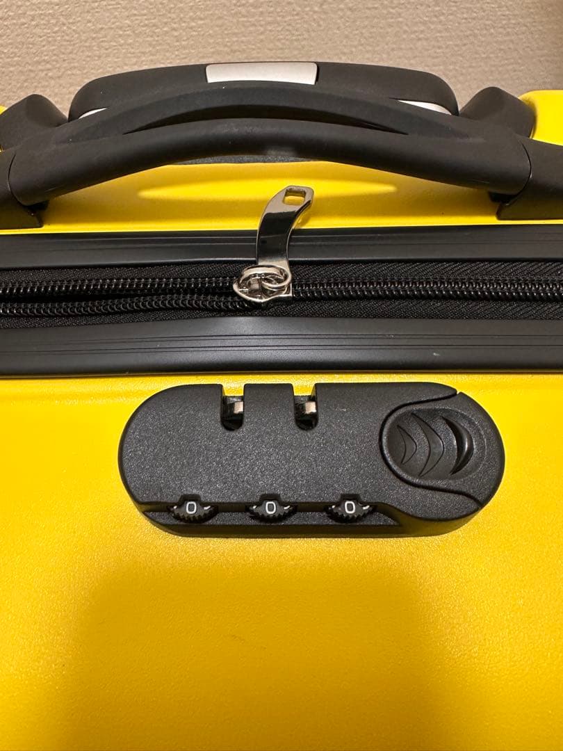 乗れるスーツケース　イエロー　クッション付き