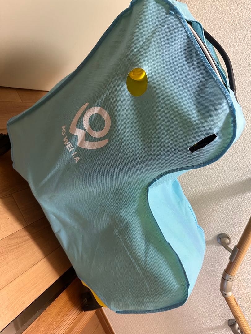 乗れるスーツケース　イエロー　クッション付き