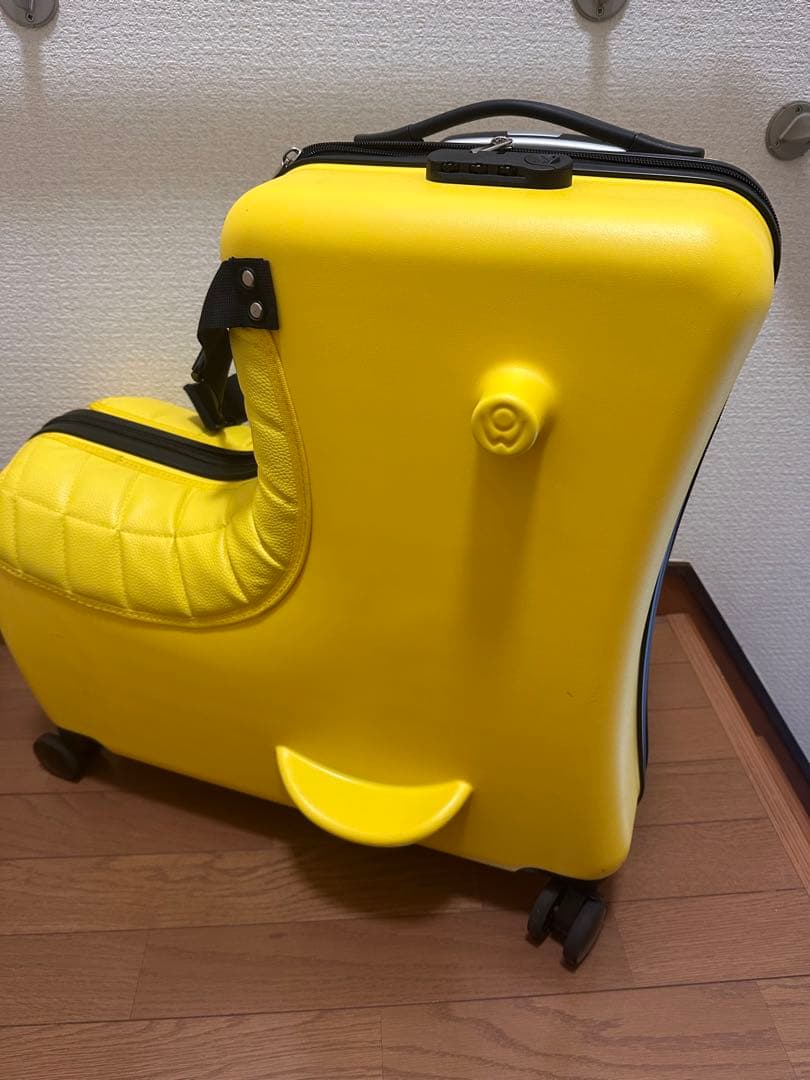 乗れるスーツケース　イエロー　クッション付き