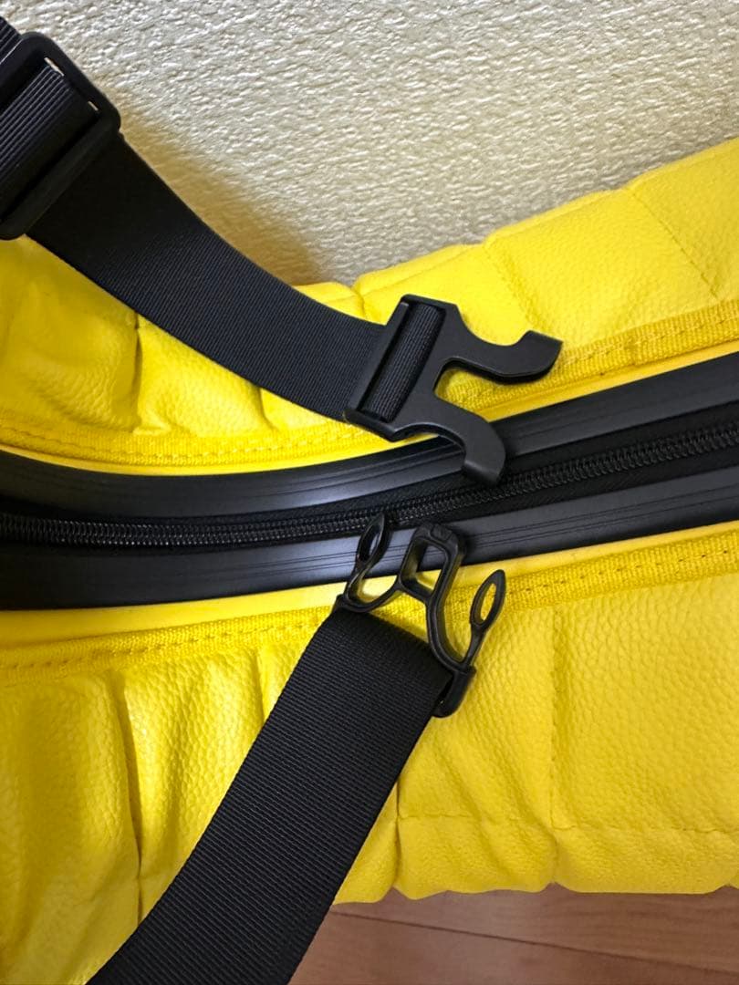 乗れるスーツケース　イエロー　クッション付き