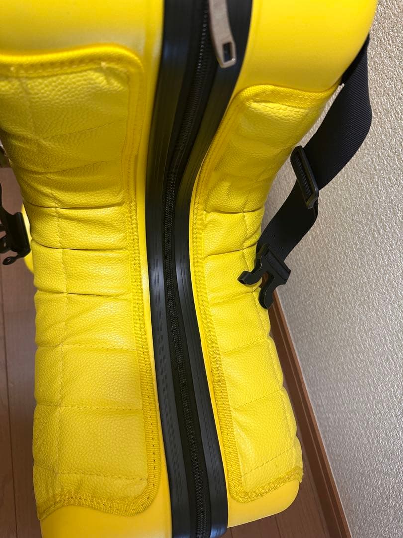 乗れるスーツケース　イエロー　クッション付き