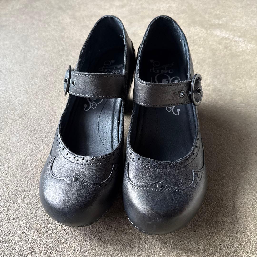 ダンスコ　黒 ストラップ付き シューズ