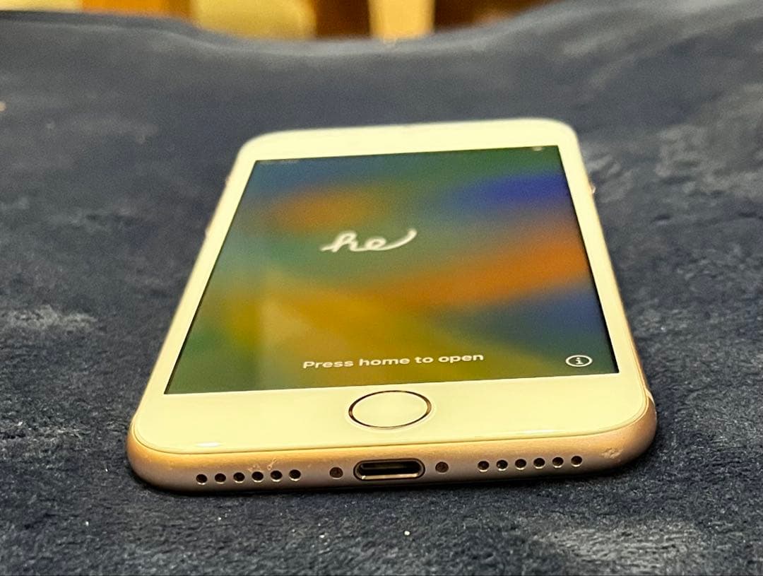 Apple iPhone 8 ゴールド 本体　箱はSE2？