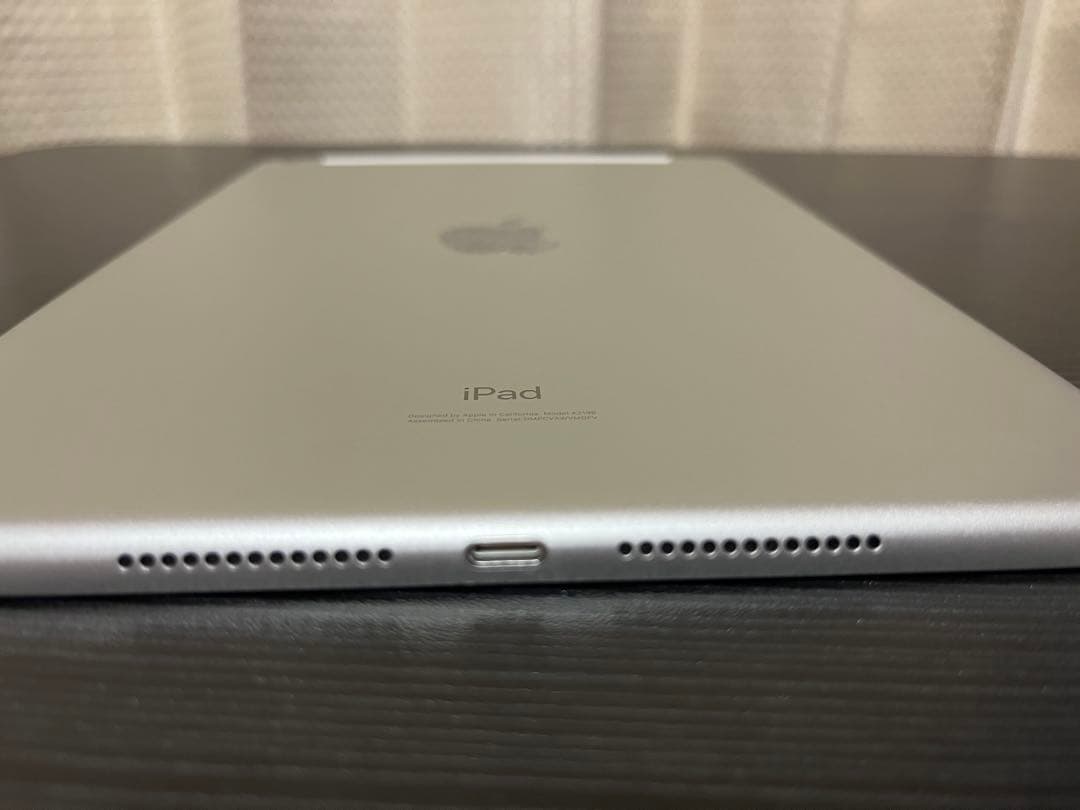 Apple iPad 第7世代 32GB WI-Fi+Cellular シルバー