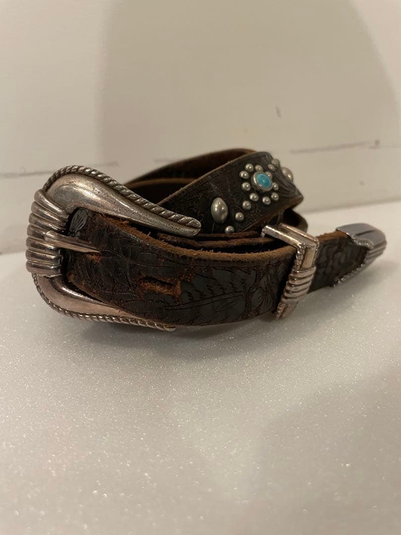 入手困難【15周年記念モデル】ターコイズ×スタッズ プンターレ型押しレザーベルト