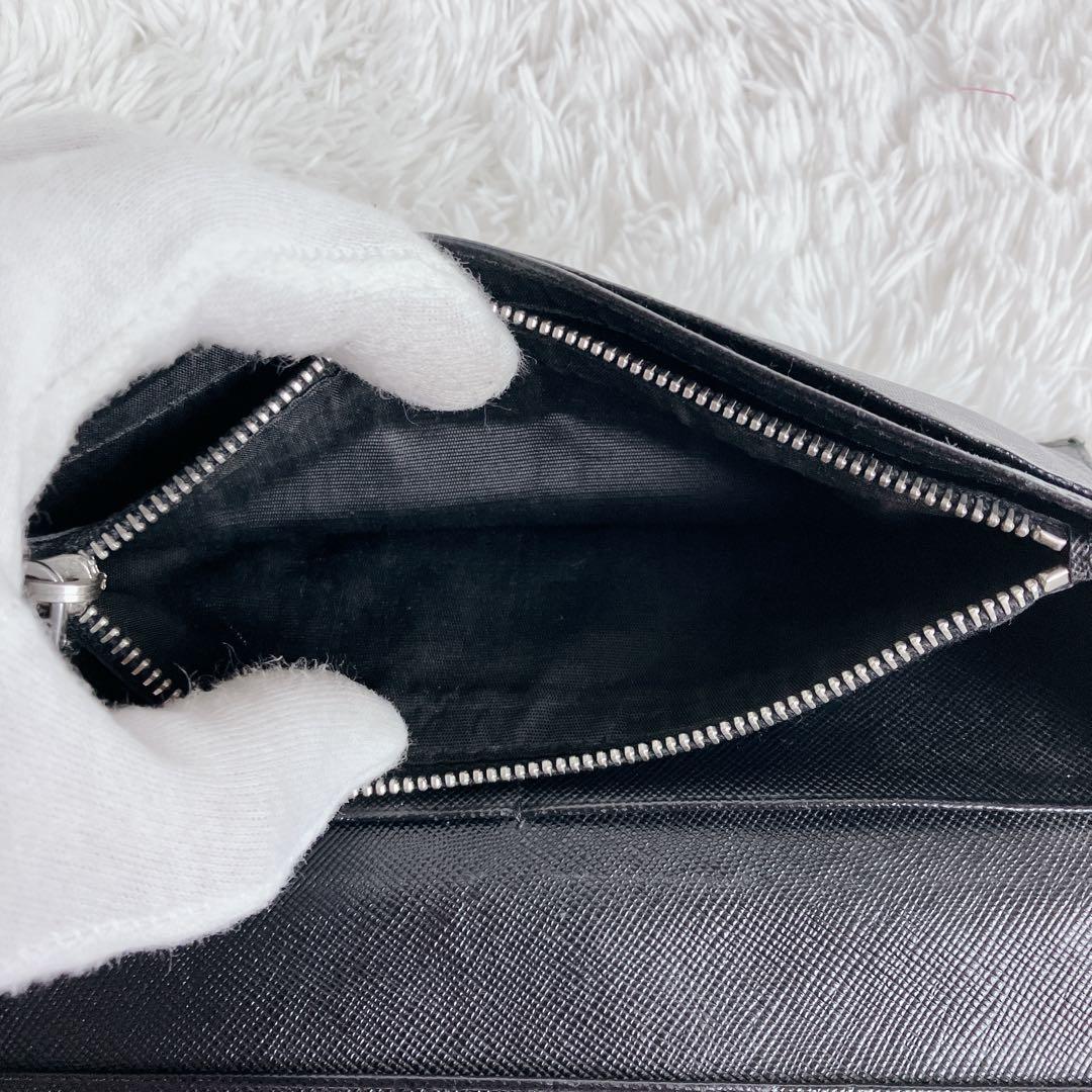 極美品✨プラダ　長財布　2つ折り　エンボスロゴ　サフィアーノレザー　ブラック　黒