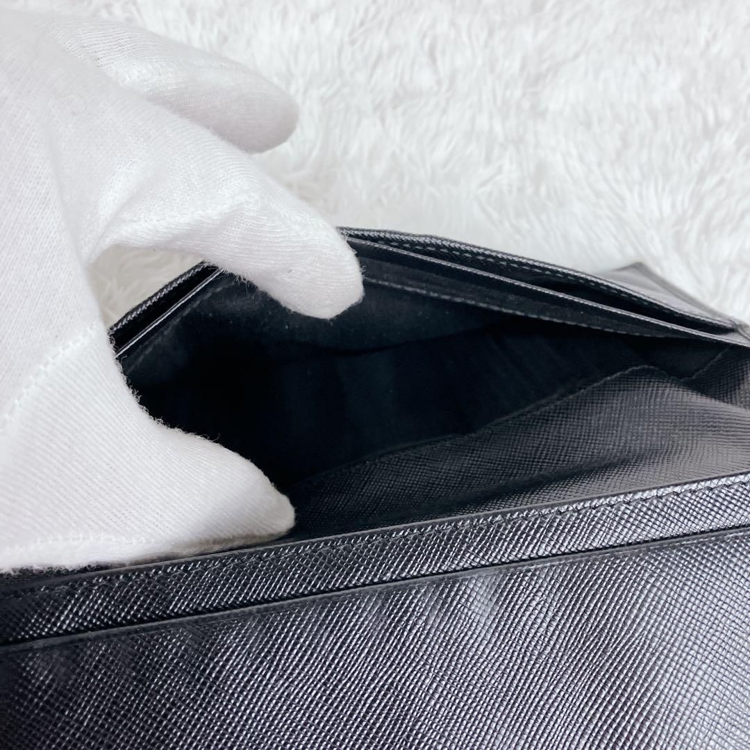 極美品✨プラダ　長財布　2つ折り　エンボスロゴ　サフィアーノレザー　ブラック　黒