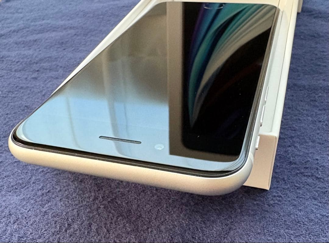 【極美品】Apple iPhone SE (第2世代) ホワイト 箱・付属品付き