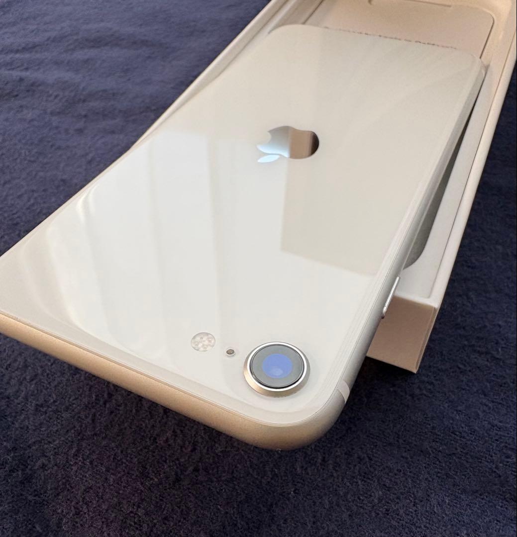 【極美品】Apple iPhone SE (第2世代) ホワイト 箱・付属品付き