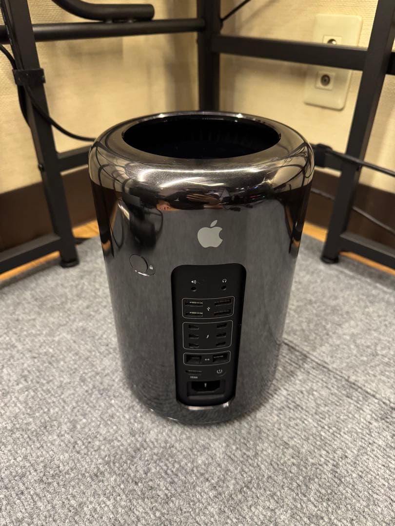 Apple Mac Pro (Late 2013) 本体