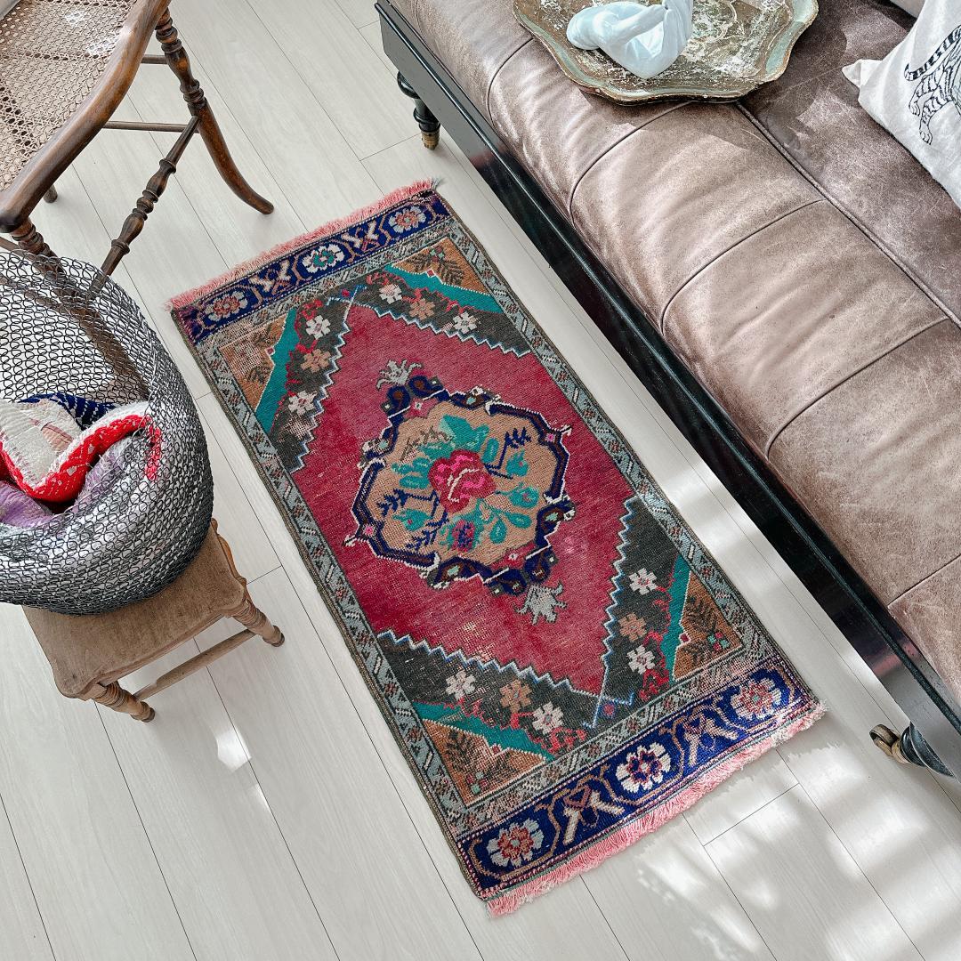 トルコヴィンテージラグ A84 人気柄 レア レッド グリーン ピンク ネイビー