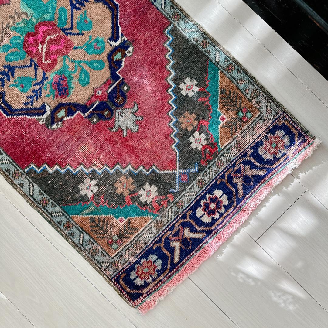 トルコヴィンテージラグ A84 人気柄 レア レッド グリーン ピンク ネイビー