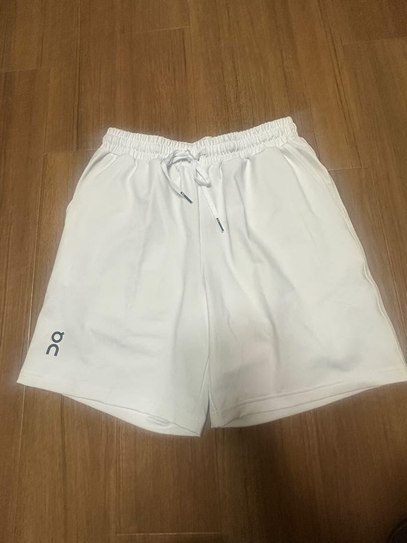 ON COURT ホワイト テニスショートパンツ　海外Sサイズ