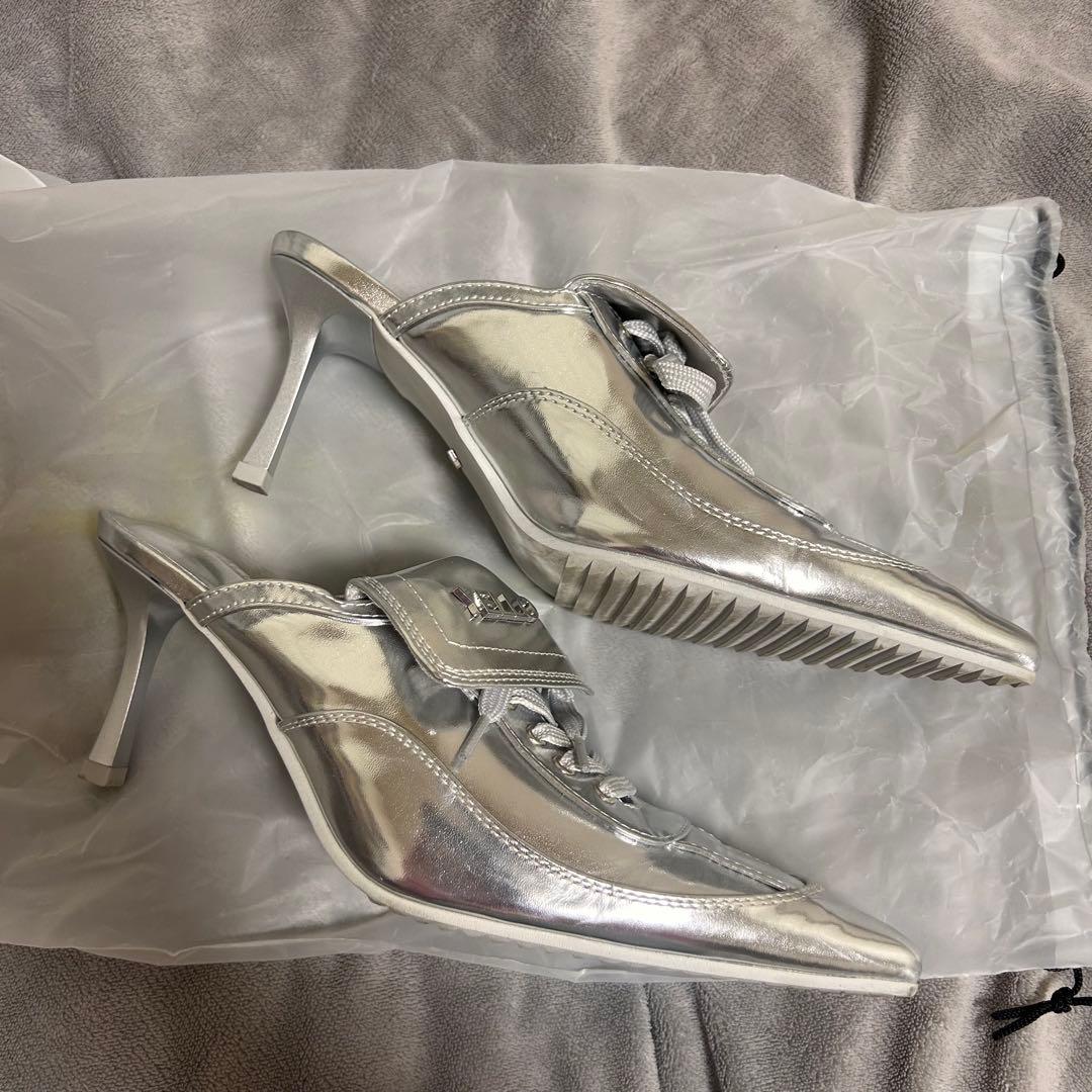 YELLO シルバーポインテッドトゥミュール