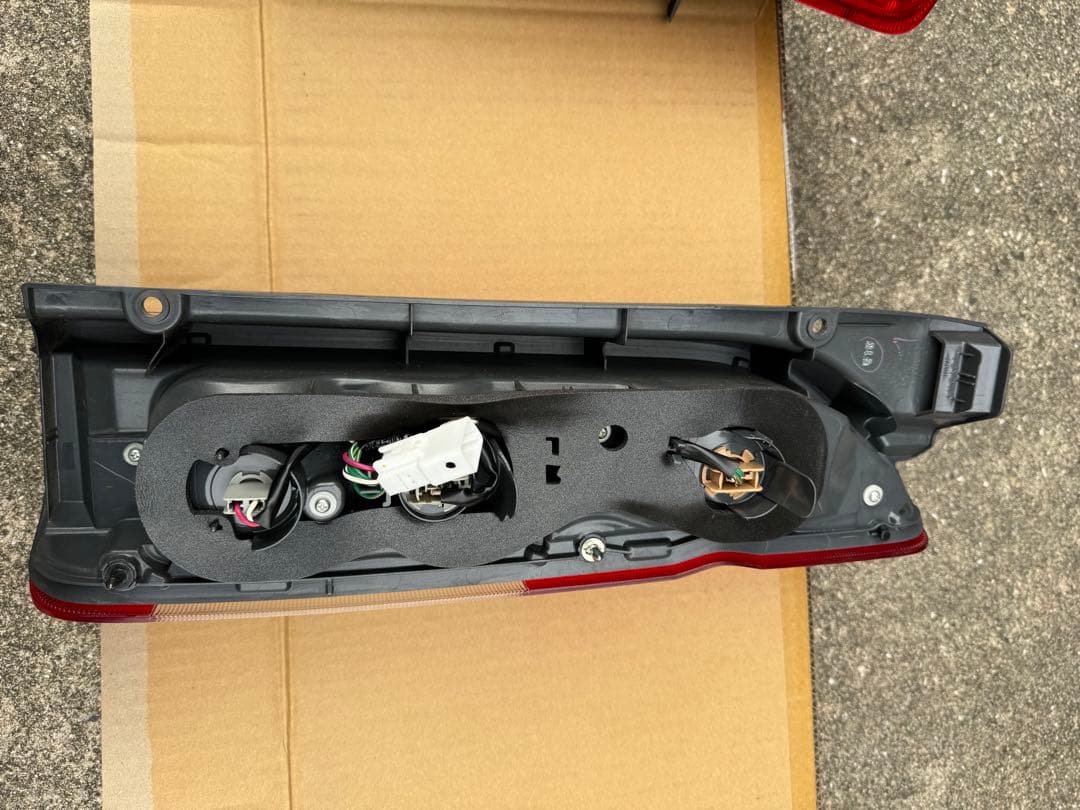 ハイエース　純正　テールランプ